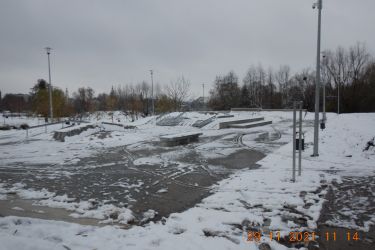 Korzystanie ze skateparku i pumptracka jest surowo zabronione podczas jakichkolwiek opadów atmosferycznych i ich konsekwencji